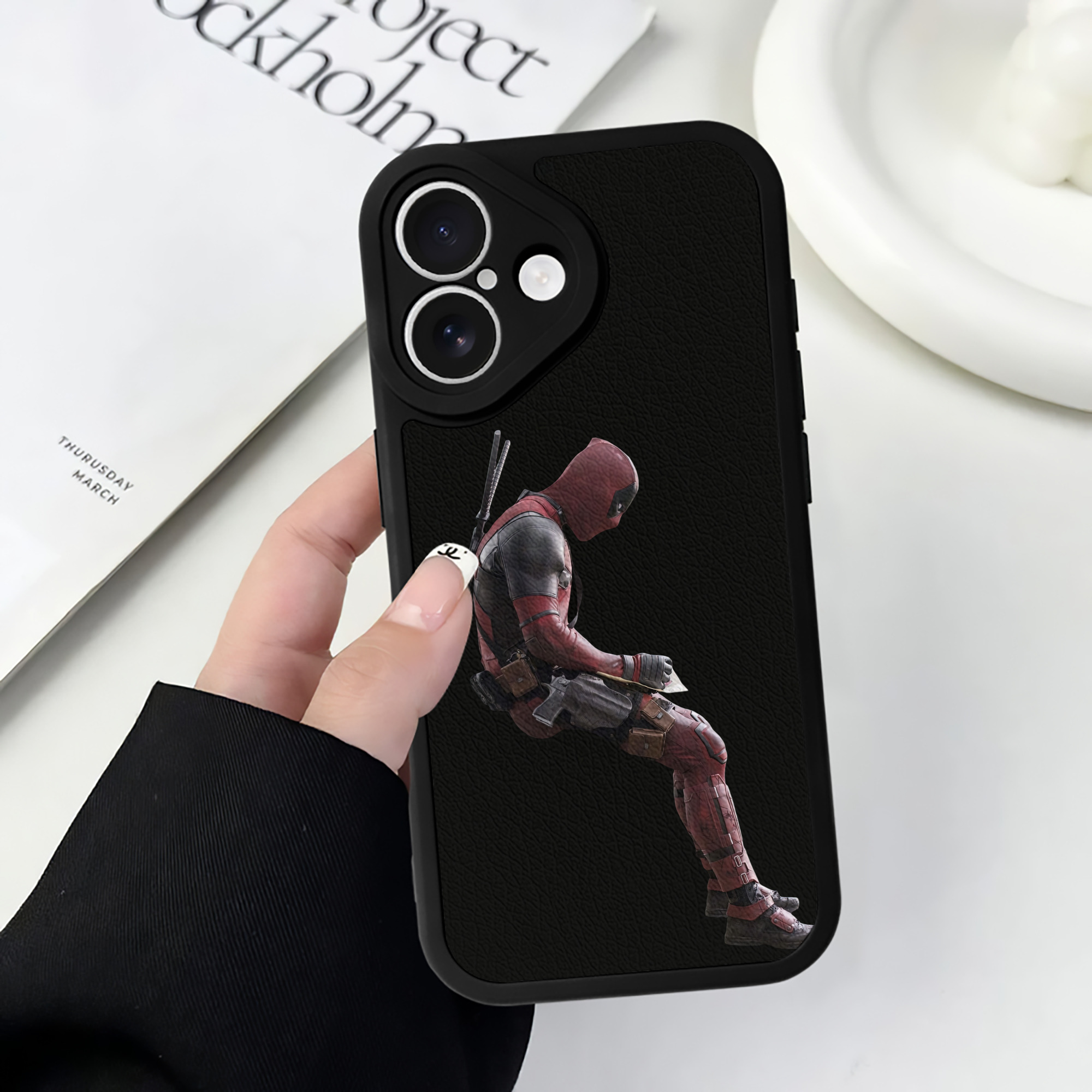 （画像用） Deadpool デッドプール 【iPhone 16シリーズ対応】シリコンスマホケース（レザー調） 材質：シリコン